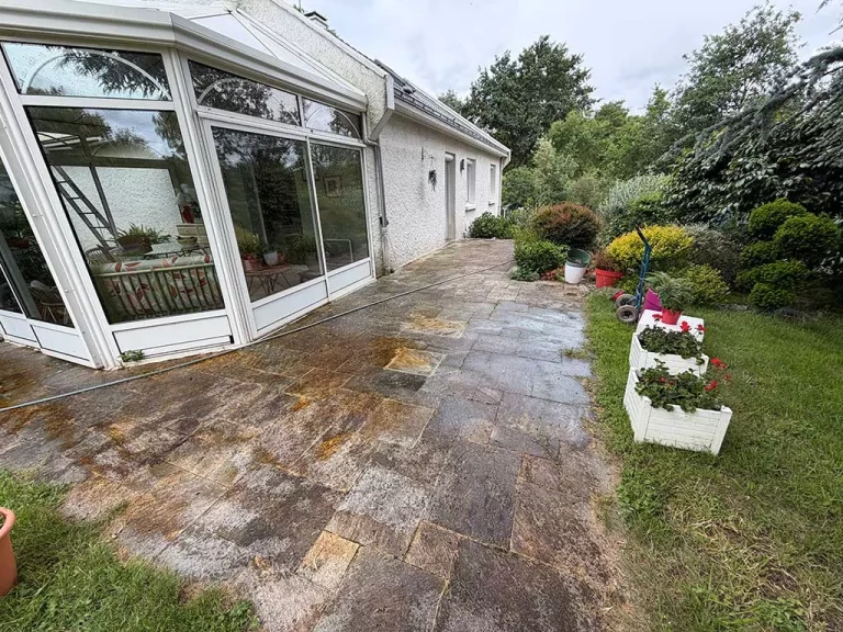 Nettoyage d’une terrasse en pierre naturelle à Nort-sur-Erdre avant