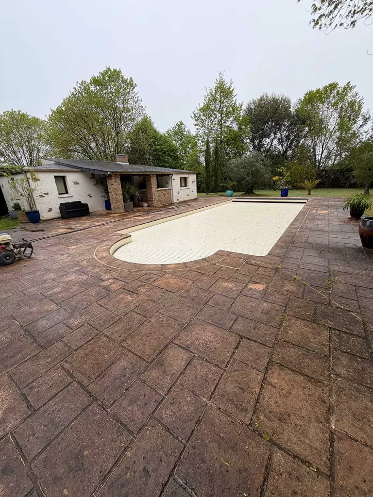 Nettoyage de terrasse avec hydrofuge à Saint-Mars-du-Désert avant