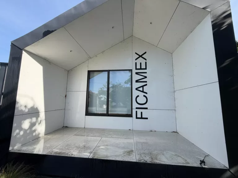 Bardage blanc encrassé avant nettoyage à Nort-sur-Erdre